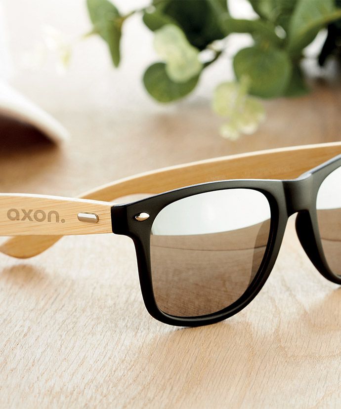 Solbriller med trykk på et bord. Profileringsartikler til sommeren.