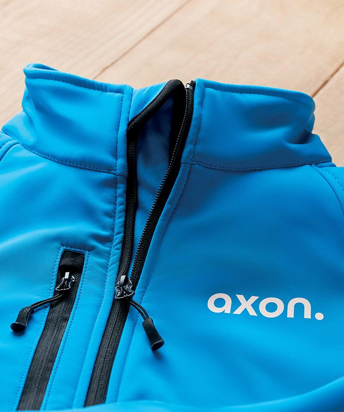 Blå jakke med trykk på et bord. Profilklær til bedrift.